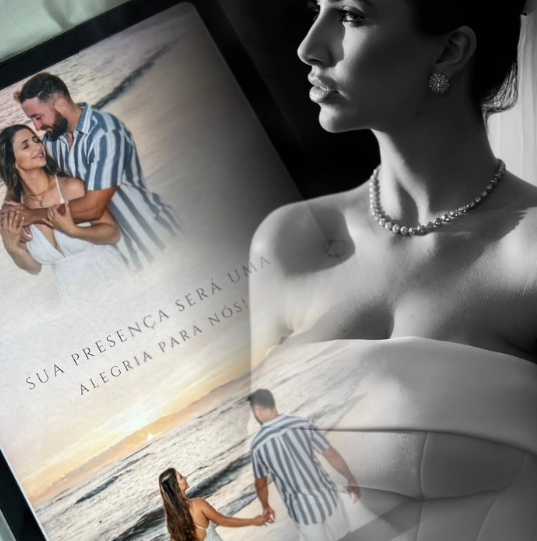 Convite de casamento com foto do casal na praia